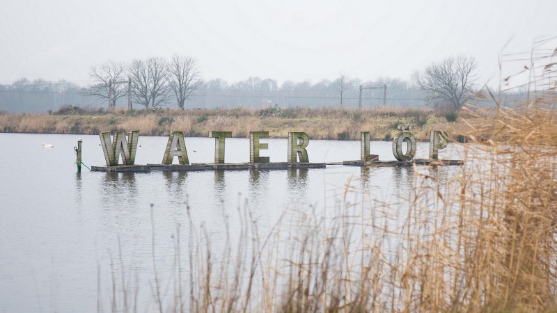 Hengelosestraat Elbeekweg Kunstwerk 'Water löp' in Kristalbad.jpg