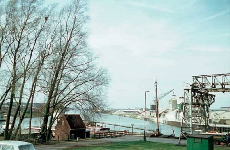 Hendrik ter Kuilestraat Haven met Twentekanaal hijskraan..jpg