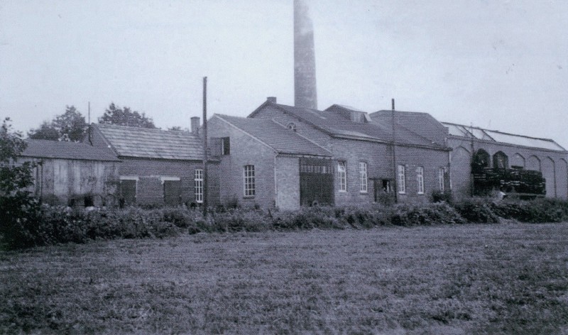 Arendsweg 98 Matrassenfabriek Gabriels bij station Broekheurne 1955.jpg