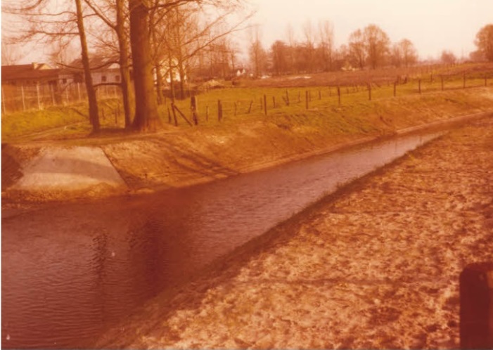 Melodiestraat Gekanaliseerde Glanerbeek bij Schipholt, instroming Florbeek (Flörbach). juni 1977.jpg