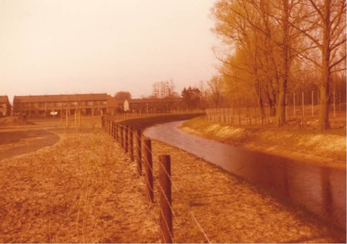 Ouverturestraat Gekanaliseerde Glanerbeek bij Erve Schipholt. juni 1977.jpg