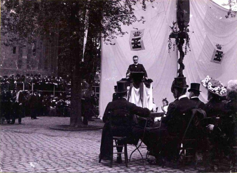 Markt 32 onthulling brandmonument mei 1912.jpg