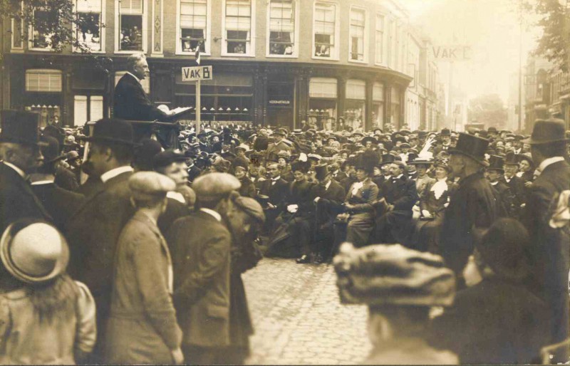 Markt 6 Onthulling van brandmonument met toespraak Edo bergsma mei 1912.jpg