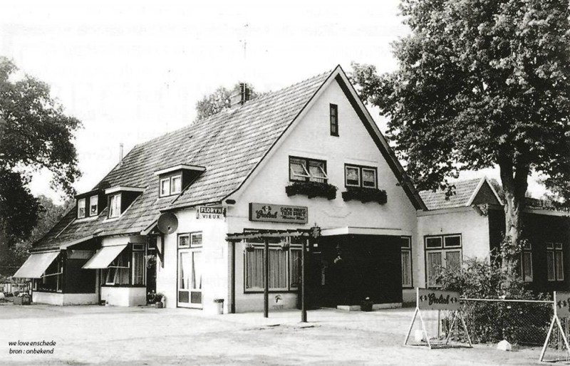 Groot Bruninkstraat Meisters Mina nu Rietveldhof. Café-uitspanning Ter Riet, ook een tijdlang bekend als de Ponyhof,.jpg