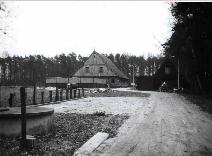 Nieuwe Beekweg Boekelo Zicht op (verbouwde) boerderij. 1977.jpg