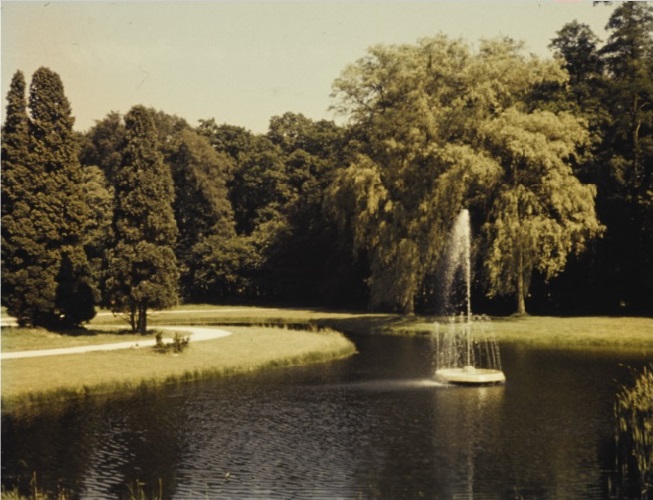 Drienerlolaan Technische Hogeschool Twente (T.H.T.), fontein in de vijver bij het carillon. 5-8-1965.jpg