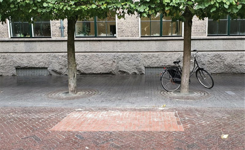 Langestraat bij stadhuis plaats waar liefdesbankje stond.jpg