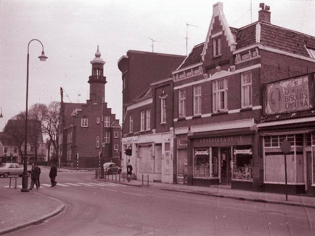 Haaksbergerstraat 49-51 groenten en fruit vroeger pand Garritsen. hoek Emmastraat oude politiebureau.jpg