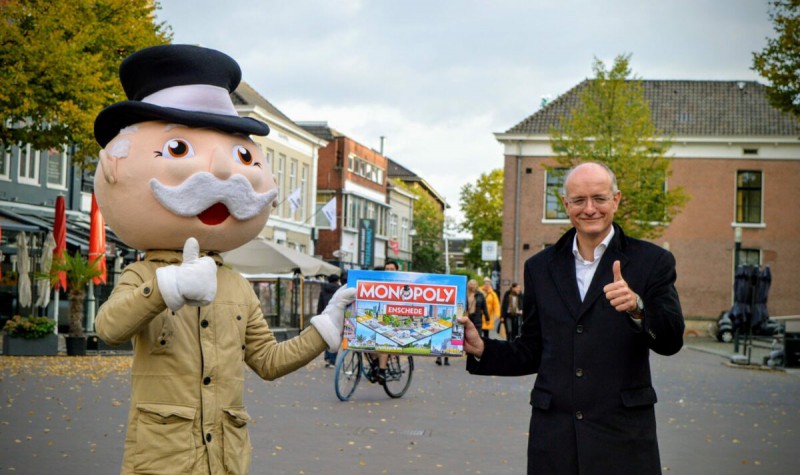 Op 15 oktober heeft burgemeester van Veldhuizen het eerste symbolische exemplaar van Monopoly Enschede in ontvangst genomen. Foto redactie indebuurt Enschede.jpg