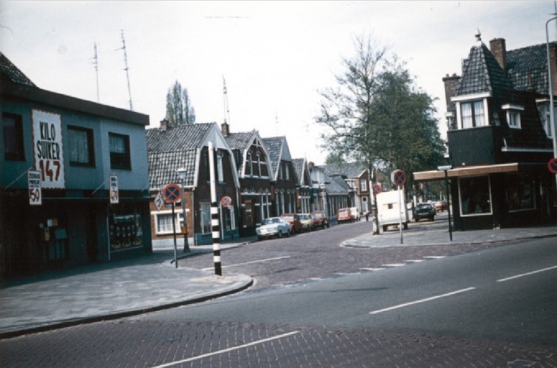 Drienerweg 1 e.v. Woningen en winkels nabij de kruising met de Deurningerstraat 1974.jpg