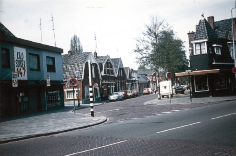Drienerweg 1 e.v. Woningen en winkels nabij de kruising met de Deurningerstraat 1974.jpg