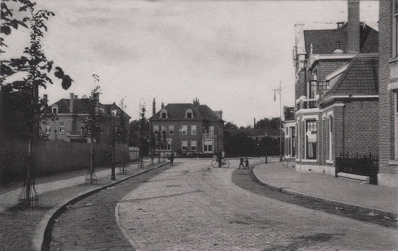 Nijverheidstraat 2 achtergrond directiewoning M.L. Van Gelderen van Textielfabriek Nijverheid.JPG