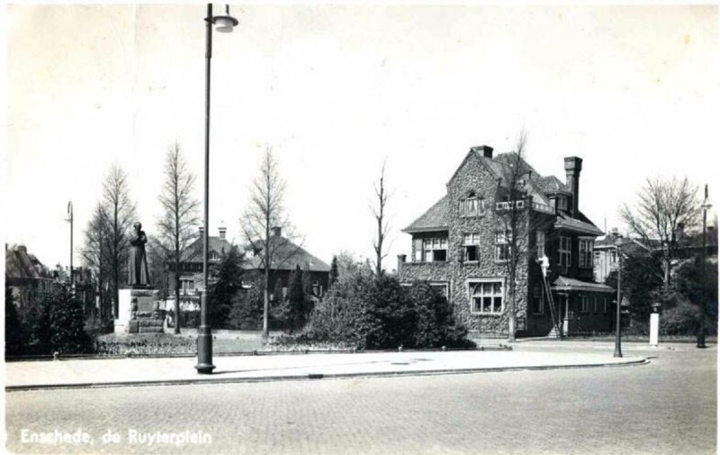 De Ruyterplein 2 ambtswoning burgemeester Ariens monument.jpg