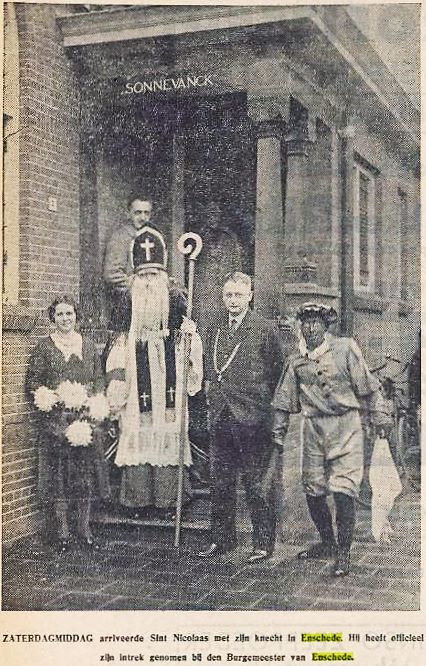 De Ruyterplein 2 later Ariensplein 2 Sint en Piet bij de ambtswoning van de burgemeester, huize Sonnevanck 1932.jpg