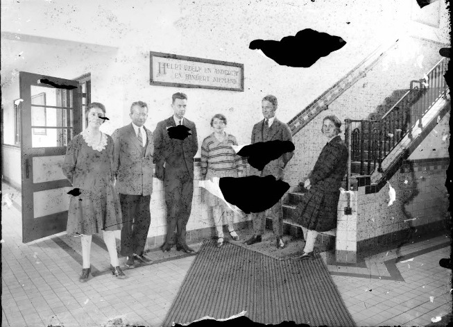 Rozenstraat 98 Onderwijzend personeel van de in september 1929 geopende Laaresschool, v.l.n.r. juf J. Lemstra, meneer S. de Jong, meneer W. Soetekouw, juf R.B. van de Akker, hoofd der school H. Boelmans en juf C.E. Rusius 1929.jpg