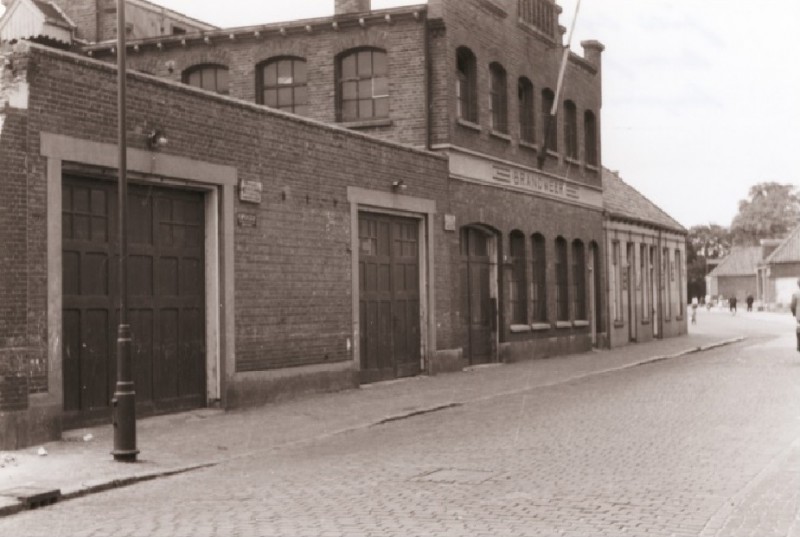 Kuipersdijk 8-10 Oude brandweerkazerne tussen Lindelaan en Beltstraat juli 1955.jpg