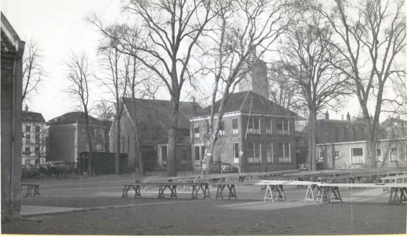 Zuiderhagen 79 GEB H.J. Heeksplein. We zien links nog juist een deel van het pakhuis van Jannink en C&A. Dinsdagmarkt.jpg