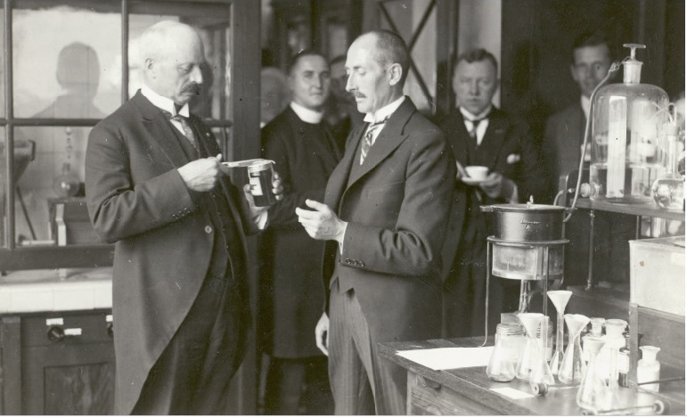 H.B. Blijdensteinlaan 2 Het eerste honingmonster voorzien van het Rijkshoningkeurmerk in het lab te Enschede van het zegel ontdaan door Minister Ruijs de Beerenbrouck.jpg