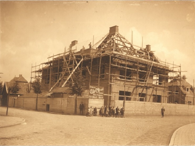 H.B. Blijdensteinlaan 2 Het laboratorium van de Keuringsdienst van Waren in aanbouw met bouwbord van F.W. Braat uit Delft. 1922.jpg