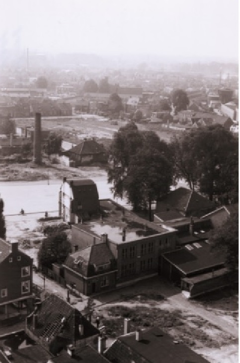 Zuiderhagen 79 (later Van Heekplein), Achter 't Hofje, van Loenshof. Zicht op G.E.B., op achtergrond fabriek Scholten & Zn. 1954.jpg