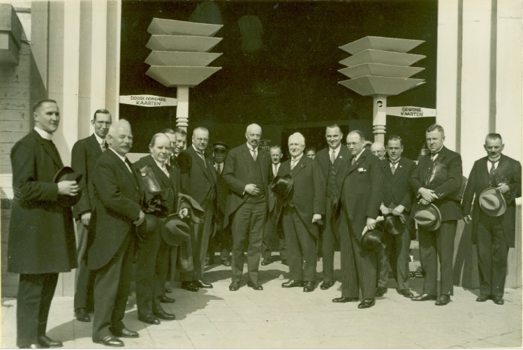 v.l.n.r. ir. H. Bemelmans, mr. J.W.A. van Hattem, L. van Giersbergen, J.J.C. Ament, D.W. de Monchy, de minister, burgemeester Edo Bergsma, H.J.P. van Heek, G.H. Smelt, ir. W.M. Kop, P.J. van Haaren en D. Louwerse.  1930.jpg