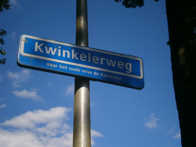 Kwinkelerweg straatnaambord (2).JPG