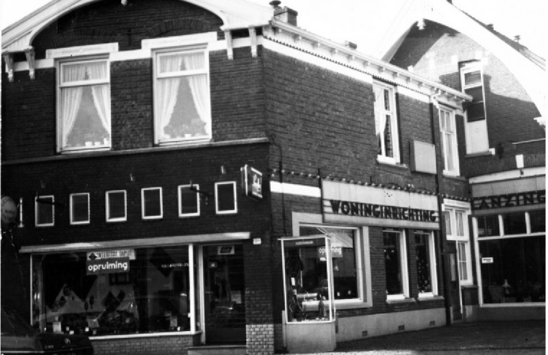 Deurningerstraat 21 Winkel H.J. Lansing en Zonen Woninginrichting met bovenwoning 1975.jpg