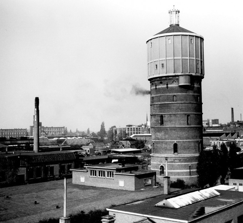 Hoog en Droog Watertoren met op de achtergrond de toren spits van de Jozef kerk aan de Oldenzaalsestraat..jpg