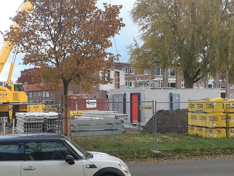 Aert van der Neerstraat hoek Adrean van Ostadestraat. De eerste prefab wanden zijn geplaatst. 27-10-2020.jpg