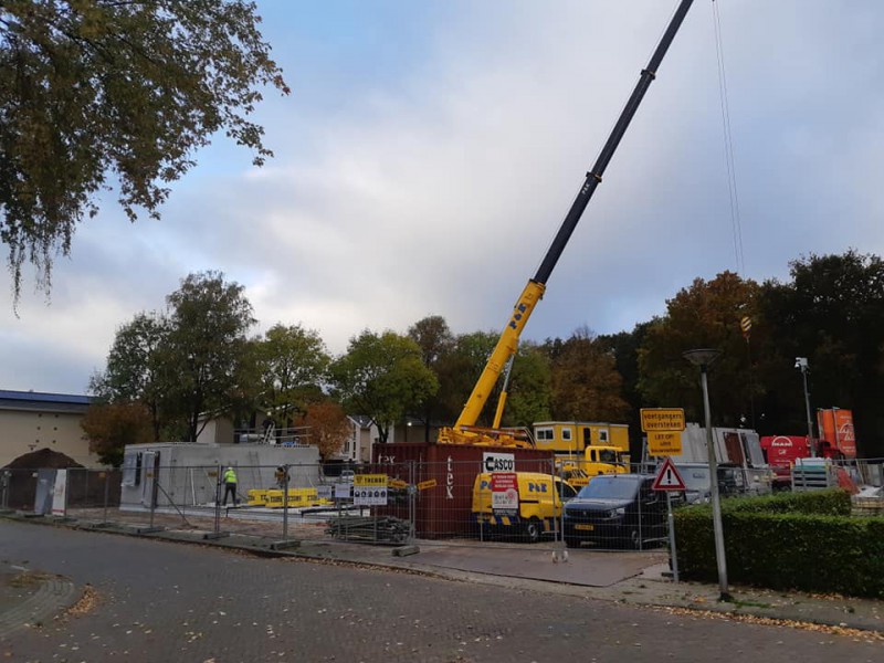 Adrean van Ostadestraat hoek Aert van der Neerstraat. De eerste prefab wanden zijn geplaatst. 27-10-2020..jpg