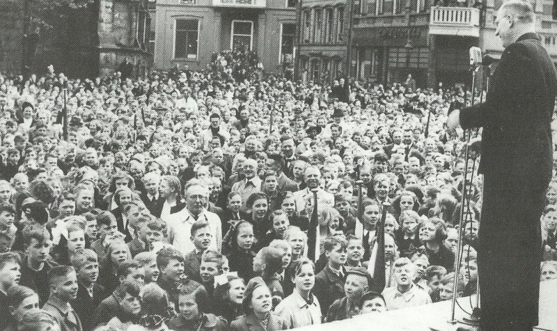 Markt Koninginnedagviering spreker Sellenraad 31-8-1945.jpg