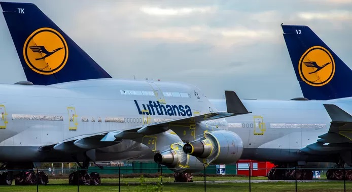Geparkeerde Boeings van Lufthansa op vliegveld Twente.jpg