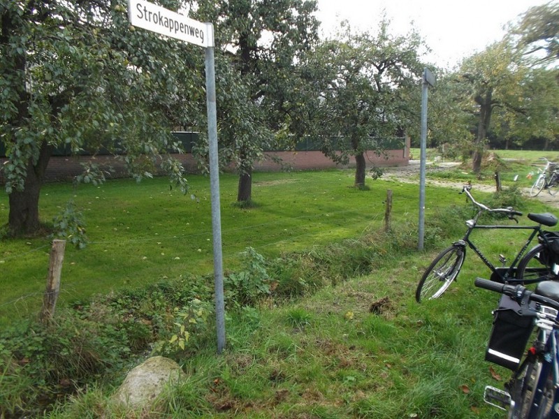 Penninkskottenweg hoek Strokappenweg  steen bij Hendrik Beumer in het veld .JPG