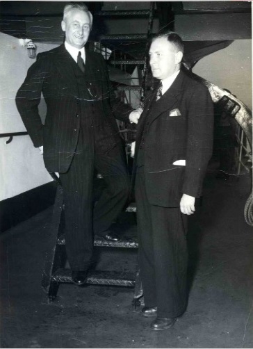 Burgemeester M. van Veen (links) en gemeentesecretaris de heer K. Jassies (rechts) op de boot onderweg tjidens een Amerikareis. nov. 1949.jpg
