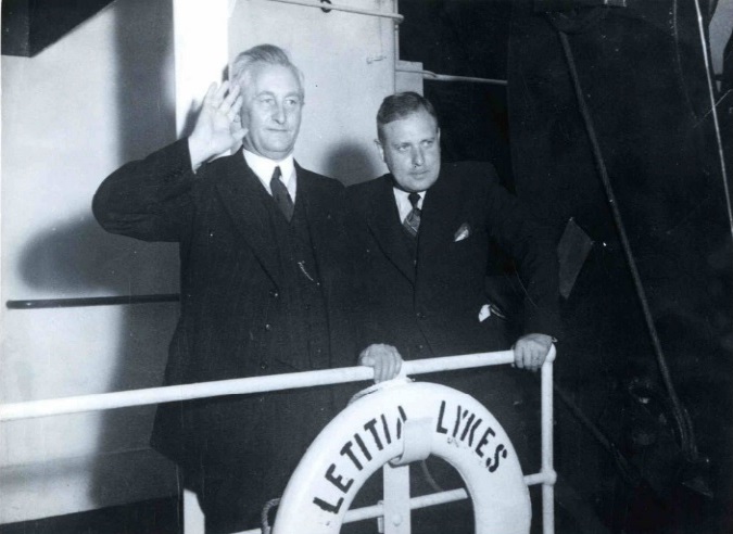 Burgemeester Meine Van Veen en gemeentesecretaris K. Jassies aan boord van de Lititia Lykes t.b.v. een reis naar Amerika. nove. 1949.jpg