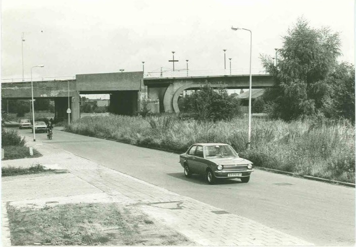 Industriestraat in de richting van de Wethouder Nijkampbrug Brug Zuid. sept. 1979.jpg