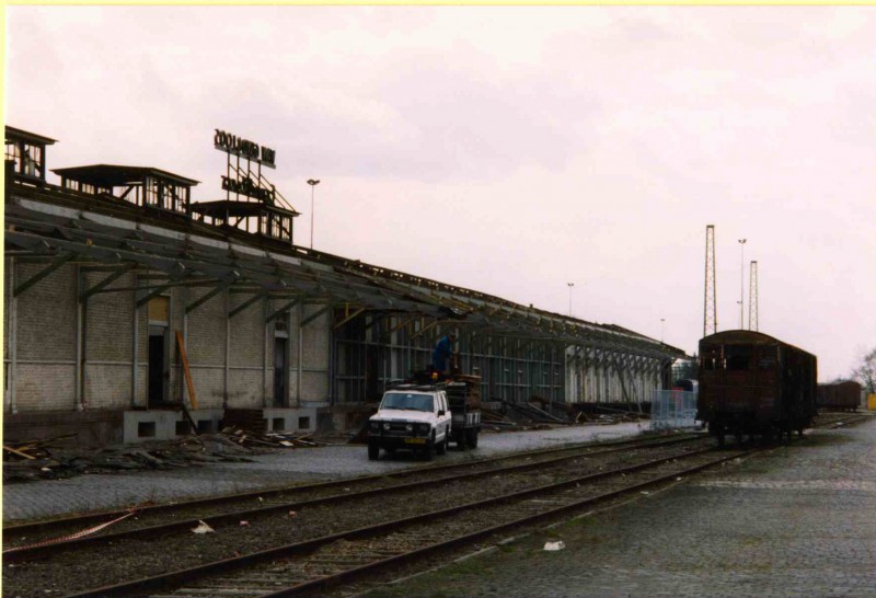 Hengelosestraat 91-101  Zicht op loods Van Gend en Loos die wordt afgebroken. Terrein voormalig spoor zuid. 24-3-1983.jpg