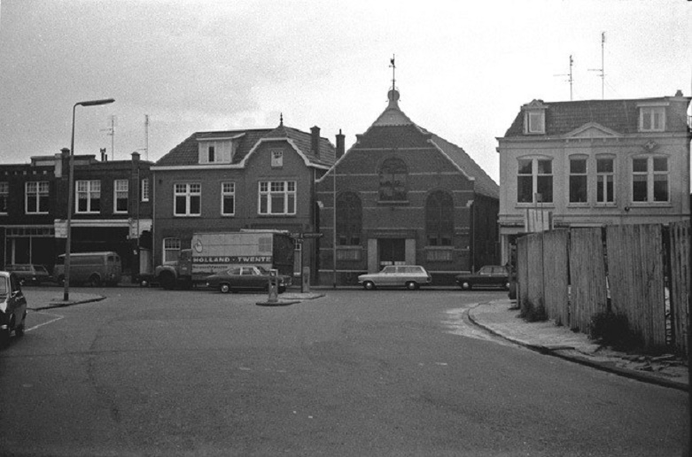 Gronausestraat 57 nu De Klomp. Lipperkerkstraat 1 Apostolische Kerk  achter de schutting is het Deltaflat in aanbouw aan de Espoortstraat..jpg