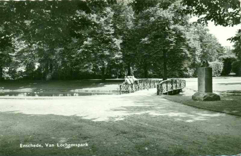 van Lochemspark bruggetje en monument.jpg