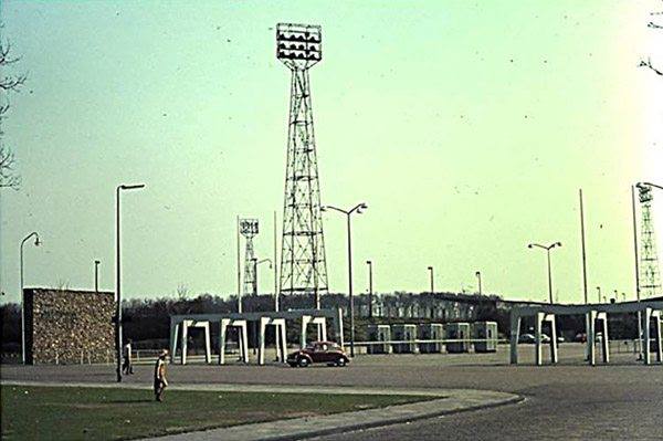 J.J. van Deinselaan Diekmanstadion kassa's. lichtmasten.jpg