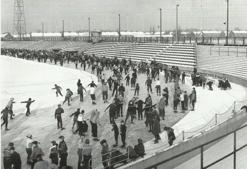 J.J. van Deinselaan Diekmanstadion schaatsen. 1958.jpg
