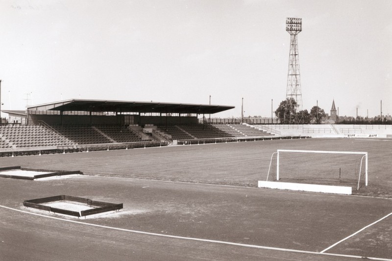 J.J. van Deinselaan 20-7-1959 Binnenzijde van Stadion Het Diekman gezien vanuit het zuiden. Zicht op het veld, tribunes en lichtmasten. Op de achtergrond is de Vredeskerk aan de Varviksingel zichtbaar.jpg