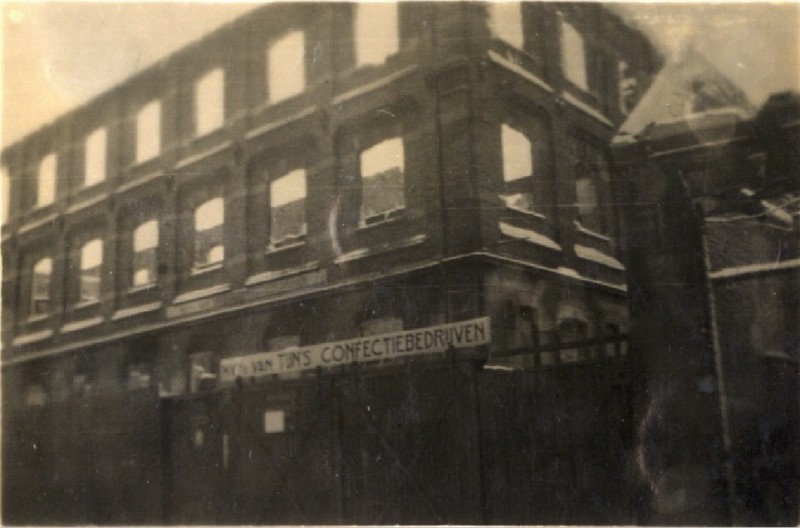 Willemstraat 14 Getroffen pand van confectiebedrijf van Tijn en Zn 22-2-1944.jpg