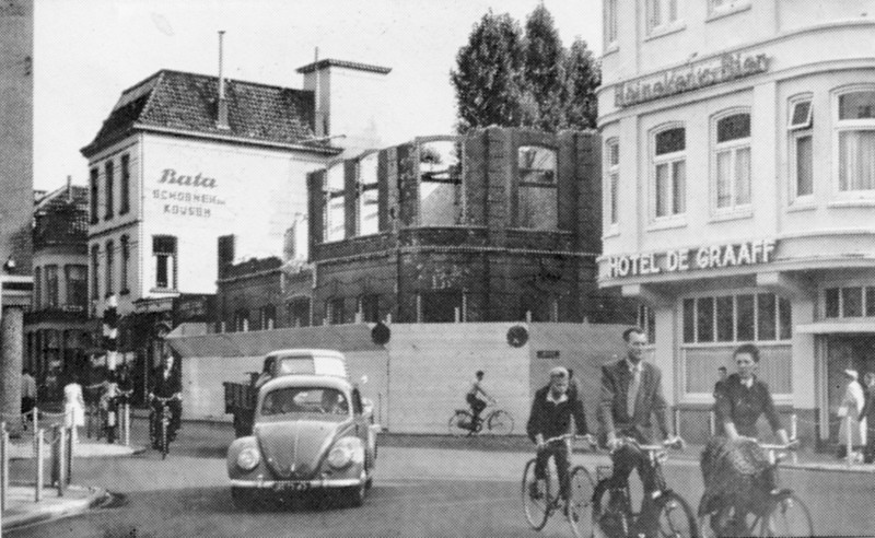 Marktstraat 11 Bata en  13 hoek Zuiderhagen afbraak pand. sept. 1958. Later modehuis Lampe, boekhandel De Slegte en nu Spar winkel.jpg