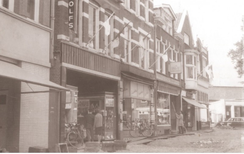 Burgemeesterstraat 9-17 Winkelpanden, o.a. firma's Adolfs, G.J. Schuttelaar Technische Artikelen en Leferink 1967.jpg