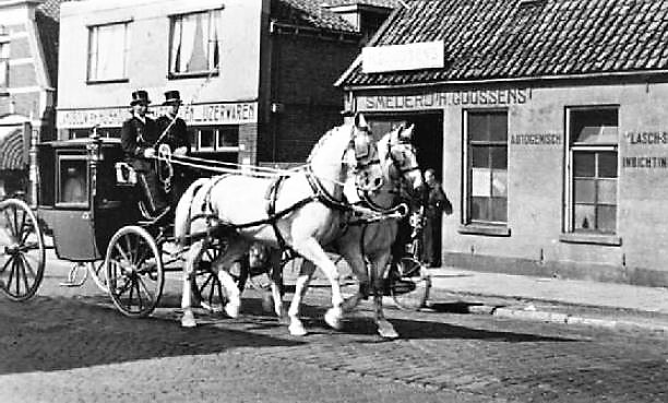 Kuipersdijk 60-62-64 Winkel-smederij-Goossens Zn. Trouwkoets Hermna Beunk. 1950.jpg