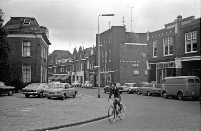 Gronausestraat 45-51 Kledingmagazijn Gijs. Bloemist Steinmetz. Pand met klok. links 48.jpg