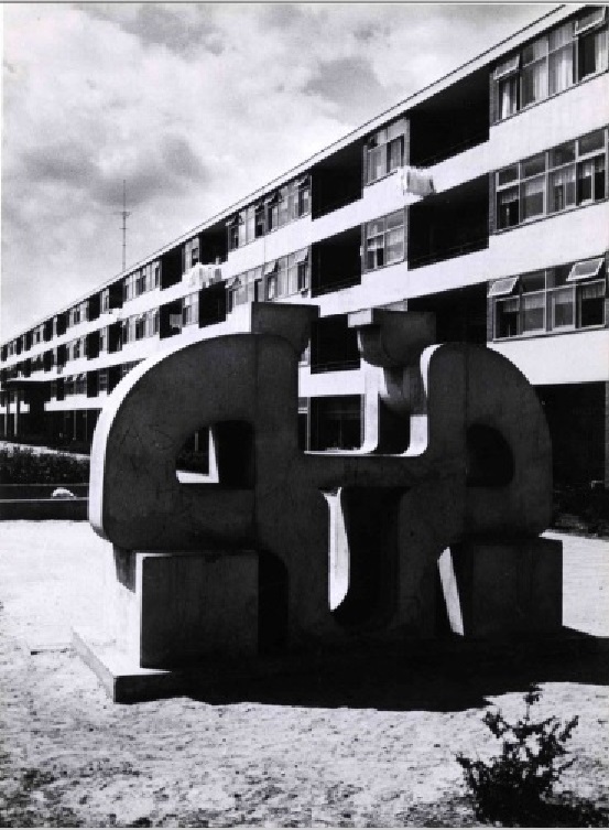 Elferinksweg 248 Zicht op kunstwerk van Paul Philip Koning voor een flatgebouw 1976.jpg
