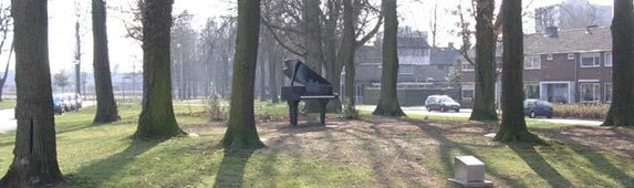 Rijnstraat, ter hoogte van de Deppenbroekstraat. kunstwerk piano van kunstenaar Heidi van Leersum.jpeg