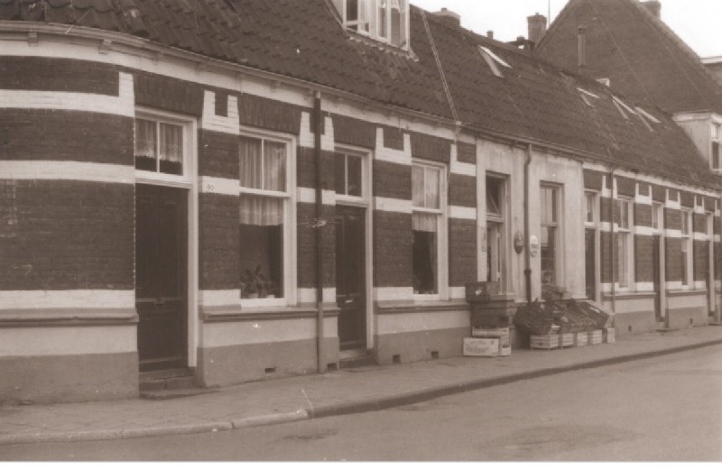 Wilhelminastraat 86-90 Voorzijde woningen en winkel 1967.jpg